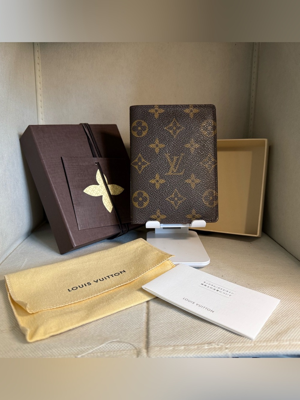 LOUIS VUITTON Couverture Monogram Canvas Passport Cover Holder Case M60180